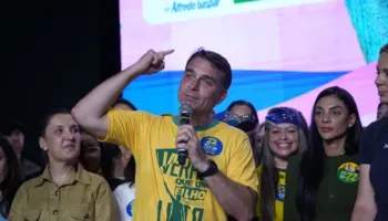 Humbi në zgjedhje, Flavio Bolsonaro ‘arrastiset’ nga Brazili përmes Argjentinës