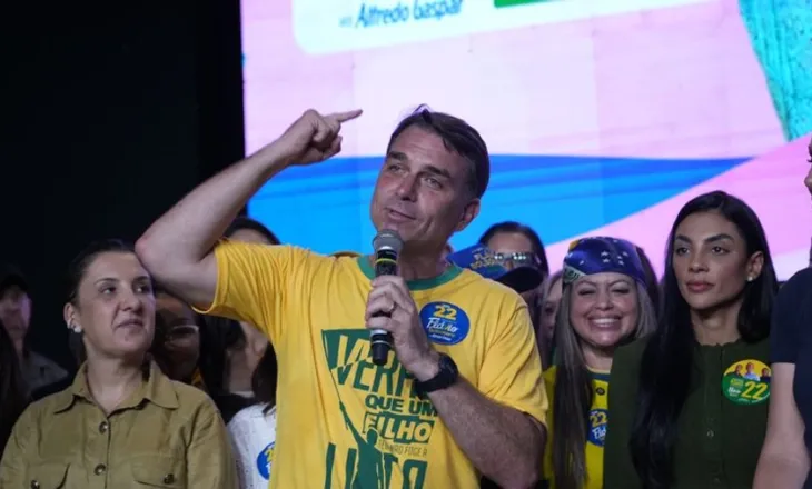 Humbi në zgjedhje, Flavio Bolsonaro ‘arrastiset’ nga Brazili përmes Argjentinës