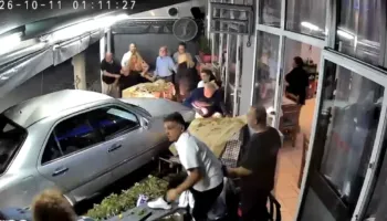I dehur në timon, shqiptari shkakton aksidentin e pazakontë në Selanik: Futet me makinë brenda tavernës, 3 të plagosur