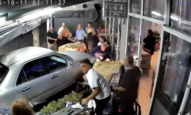 I dehur në timon, shqiptari shkakton aksidentin e pazakontë në Selanik: Futet me makinë brenda tavernës, 3 të plagosur