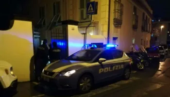 I dehur në timon, tentoi t’i ikte policisë italiane, shqiptari përfundon në pranga