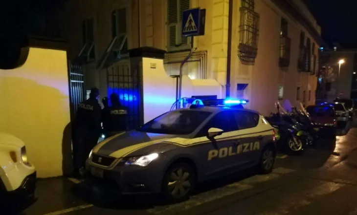 I dehur në timon, tentoi t’i ikte policisë italiane, shqiptari përfundon në pranga