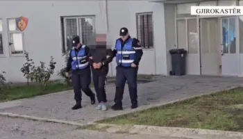 I dënuar për vrasje, arrestohet 44-vjeçari në Gjirokastër, policia i gjen armë dhe drogë te shtëpia në Tepelenë