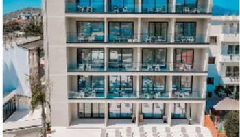 I hiqet sekuestroja hotelit 5-katësh në Ksamil, Gjykata: Ka leje ndërtimi dhe numër tjetër pasurie