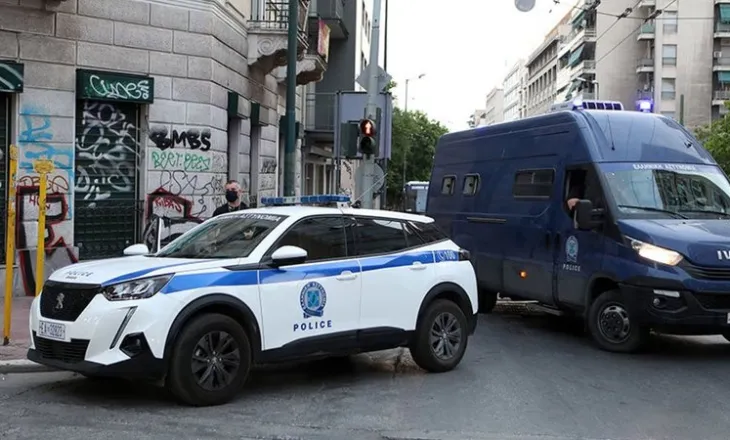I kërkuar në Shqipëri për vrasje/ Kapet në Greqi 19-vjecari turk, edhe dy të tjerë në pranga