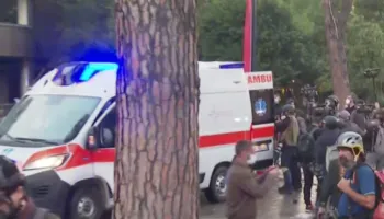 I moshuari në gjendje të rëndë, futet pa ndjenja në Autoambulancë