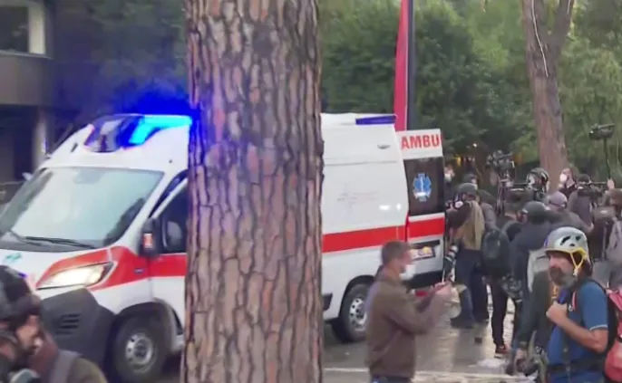 I moshuari në gjendje të rëndë, futet pa ndjenja në Autoambulancë