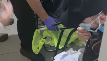 I riu plagoset në syrin e majtë nga plumbi i gomës, rrezikon humbjen e shikimit