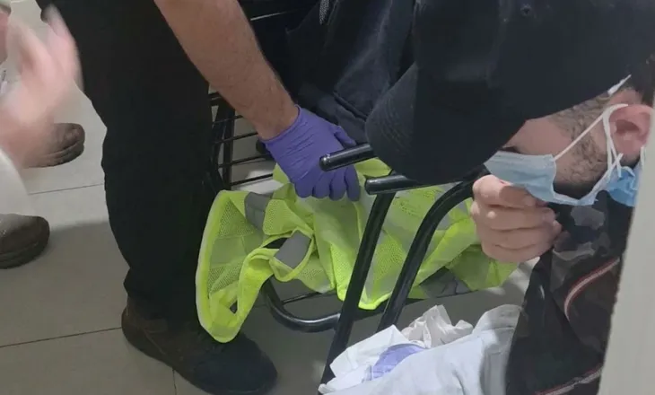 I riu plagoset në syrin e majtë nga plumbi i gomës, rrezikon humbjen e shikimit