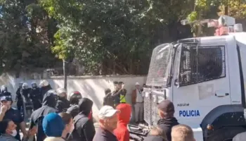 I riu vuan nga epilepsia, mbahet në dhomat e sigurisë pas arrestimit në protestë