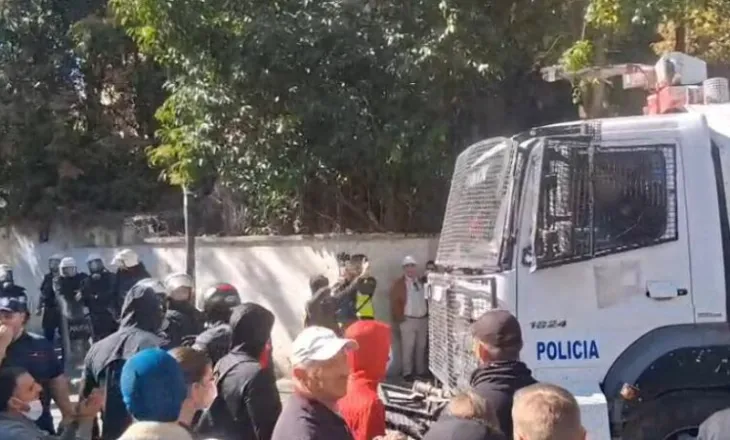 I riu vuan nga epilepsia, mbahet në dhomat e sigurisë pas arrestimit në protestë
