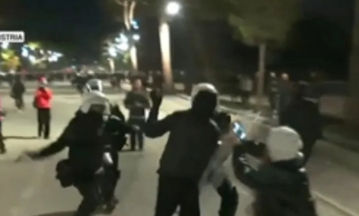 I vetëm përballet me 7 efektivë, policët masakrojnë të riun në mes të bulevardit