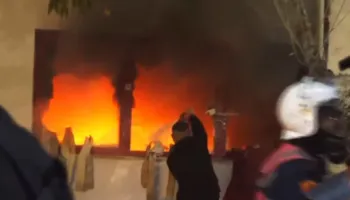 I vihet zjarri Komisariatit nr. 3 në Tiranë, protestuesit hedhin molotovë në katin e parë të godinës