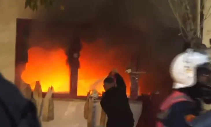 I vihet zjarri Komisariatit nr. 3 në Tiranë, protestuesit hedhin molotovë në katin e parë të godinës