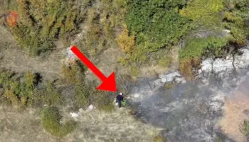 I vuri zjarrin tokës për ta pastruar nga mbeturinat, arrestohet 70-vjeçari! Momenti kur kapet në flagrancë