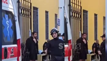 Imazhi simbol i revoltës rinore kundër narko-shtetit të Ramës: Studenti i prangosur te dera e ministrisë