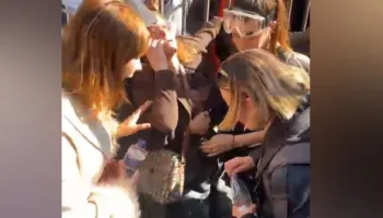 Incident gjatë tubimit para Ministrisë së Arsimit, protestuesja humb ndjenjat