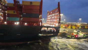 Incident i frikshëm në portin gjerman, momenti kur anija turistike përplaset me dy anije kontejnerësh gjatë nisjes (VIDEO)