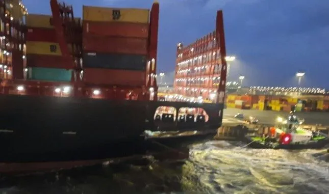 Incident i frikshëm në portin gjerman, momenti kur anija turistike përplaset me dy anije kontejnerësh gjatë nisjes (VIDEO)