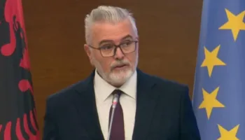 “Institucionet nuk goditen”- Protestat në Tiranë, ministri Gogu: Sfida me argumente dhe dialog, kur kërkon diçka nga Qeveria jote…