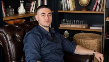 Inxhinieri shqiptar i zhdukur/ Erkan Nika humbi pas sulmit në Detin e Zi, flet babai i të riut: Shteti t’më ndihmojë