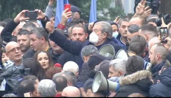 Ish-deputeti demokrat rendit momentet që çuan PD-në në pikën më të ulët, nga Gërdeci dhe 21 janari te djegia e mandateve dhe rikthimi i Berishës
