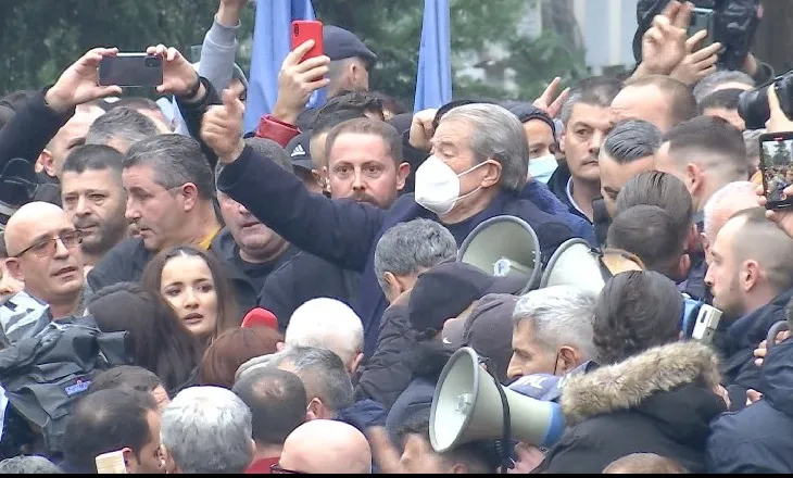 Ish-deputeti demokrat rendit momentet që çuan PD-në në pikën më të ulët, nga Gërdeci dhe 21 janari te djegia e mandateve dhe rikthimi i Berishës