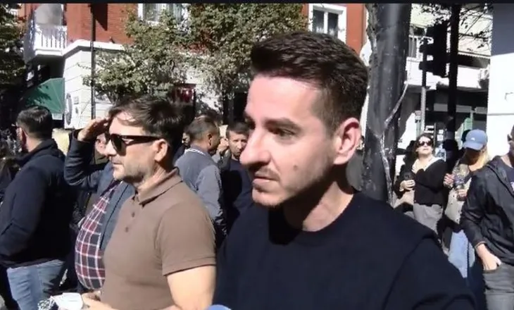 Ish-zv.ministri i Arsimit, Taulant Muka bashkohet me protestuesit: Ditët dhe orët e Ramës janë të numëruara!