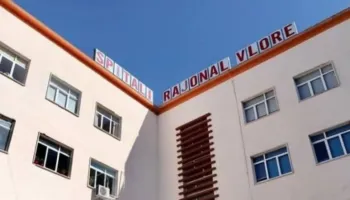 Ishte shtruar në spital, e moshuara hidhet nga kati i tretë dhe humb jetën