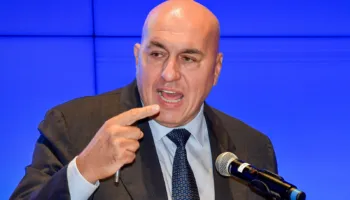 ITALIA NEN DHUNE NGA PROTESTAT/ MINISTRI I MBROJTJES: ESHTE LUFTE HIBRIDE