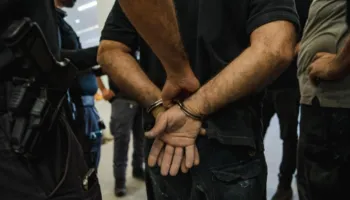 IZRAELI ARRESTON 10 PERSONA PAS SULMEVE NDAJ GAZETARES AMERIKANE DHE DIPLOMATËVE EVROPIANË