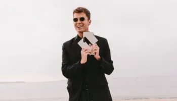 Jamie Miller kryeson klasifikimin britanik me hitin viral “Babydoll” pas 15 vjetësh për Uellsin
