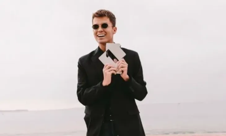 Jamie Miller kryeson klasifikimin britanik me hitin viral “Babydoll” pas 15 vjetësh për Uellsin