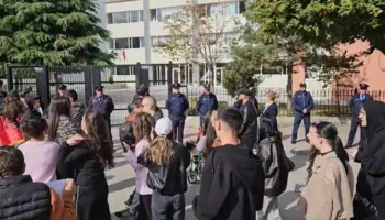 ‘Jeni të pacipë për 2.500 eurot e Ramës’/ Të rinjtë përballen me policinë në Korçë: Po bëni terror
