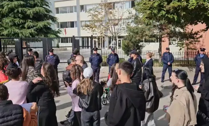 ‘Jeni të pacipë për 2.500 eurot e Ramës’/ Të rinjtë përballen me policinë në Korçë: Po bëni terror