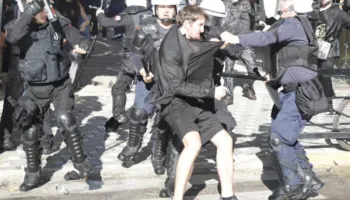 Jepet vendimi, Gjykata kyç në shtëpi studentin që u përlesh me 6 policë