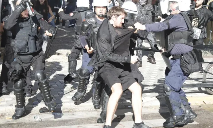 Jepet vendimi, Gjykata kyç në shtëpi studentin që u përlesh me 6 policë