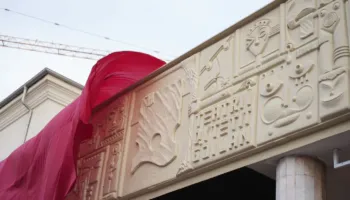 Jetësohet relievi monumental “Drama Shqipe” nga artisti Bekim Korça