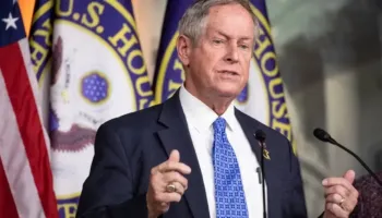 Joe Wilson mesazh qeverisë shqiptare: Përmbahuni nga dhuna ndaj protestuesve