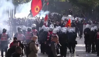 “Ju erdhi fundi!”/ Studentë dhe gjimnazistë thirrje të forta para Ministrisë së Arsimit, policia ndërhyn me gaz lotsjellës