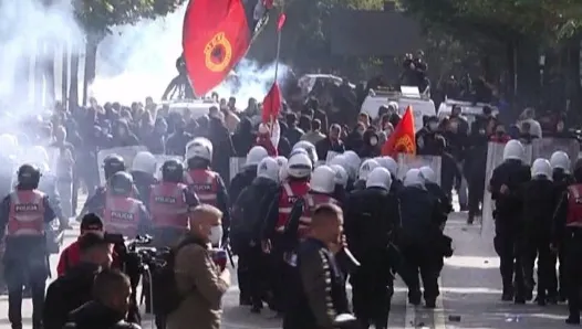 “Ju erdhi fundi!”/ Studentë dhe gjimnazistë thirrje të forta para Ministrisë së Arsimit, policia ndërhyn me gaz lotsjellës