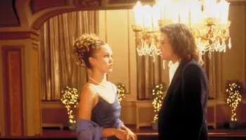 Julia Stiles rikthen kujtimet e “10 Things I Hate About You” në “Dancing With the Stars”, në nder të Heath Ledger-it