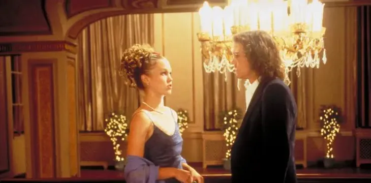 Julia Stiles rikthen kujtimet e “10 Things I Hate About You” në “Dancing With the Stars”, në nder të Heath Ledger-it