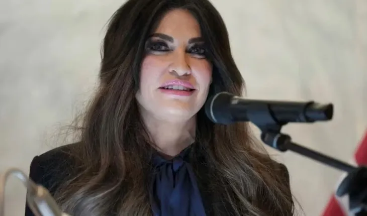 “Ka qenë nderi i jetës sime t’i shërbej…”, Kimberly Guilfoyle jep dorëheqjen nga posti i ambasadores së SHBA-së në Greqi!