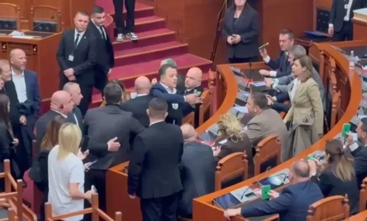 Kalimi direkt në votim, Flamur Noka i grabit kartonët deputetëve të mazhorancës