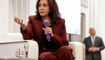 Kamala Harris u përgjigjet kritikëve të saj: Prioriteti është fitorja e demokratëve