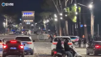 Kamulfohen me makina private, civilët qëllohen me gurë nga protestuesit