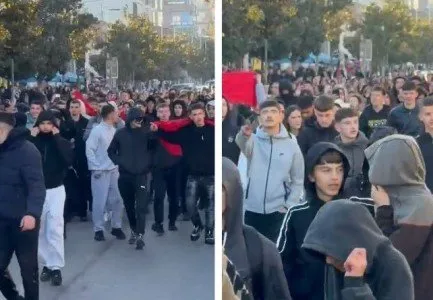 Kamza! Gjimnazistët bojkotojnë mësimin dhe bllokojnë rrugën