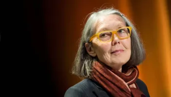 Kanadaja feston Nobelin e Anne Carson: “Moment krenarie”