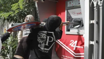 Kaos dhe dhunë në Tiranë, bankat mbyllin filialet
